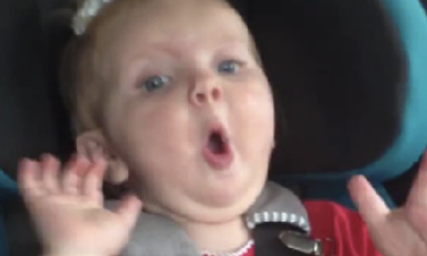 La bimba che impazzisce per Katy Perry in un video