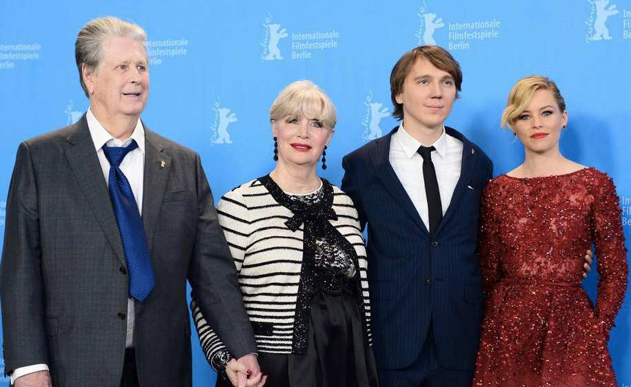 Berlino 2015, Paul Dano ed Elizabeth Banks con Brian Wilson dei Beach Boys (video)