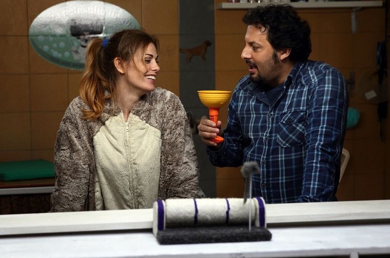 Tutte lo vogliono, la recensione della commedia con Enrico Brignano e Vanessa Incontrada