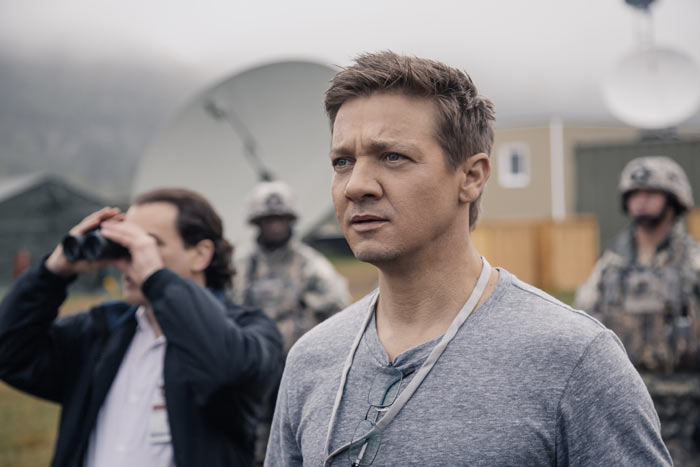 Jeremy Renner nel film Arrival