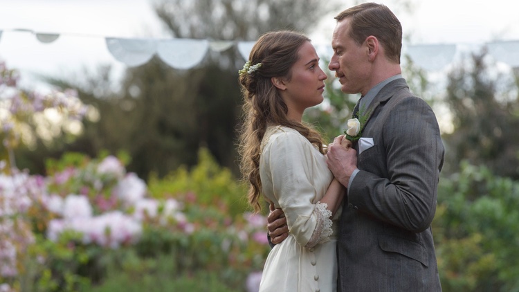 La luce sugli Oceani recensione: il melodramma con Michael Fassbender e Alicia Vikander