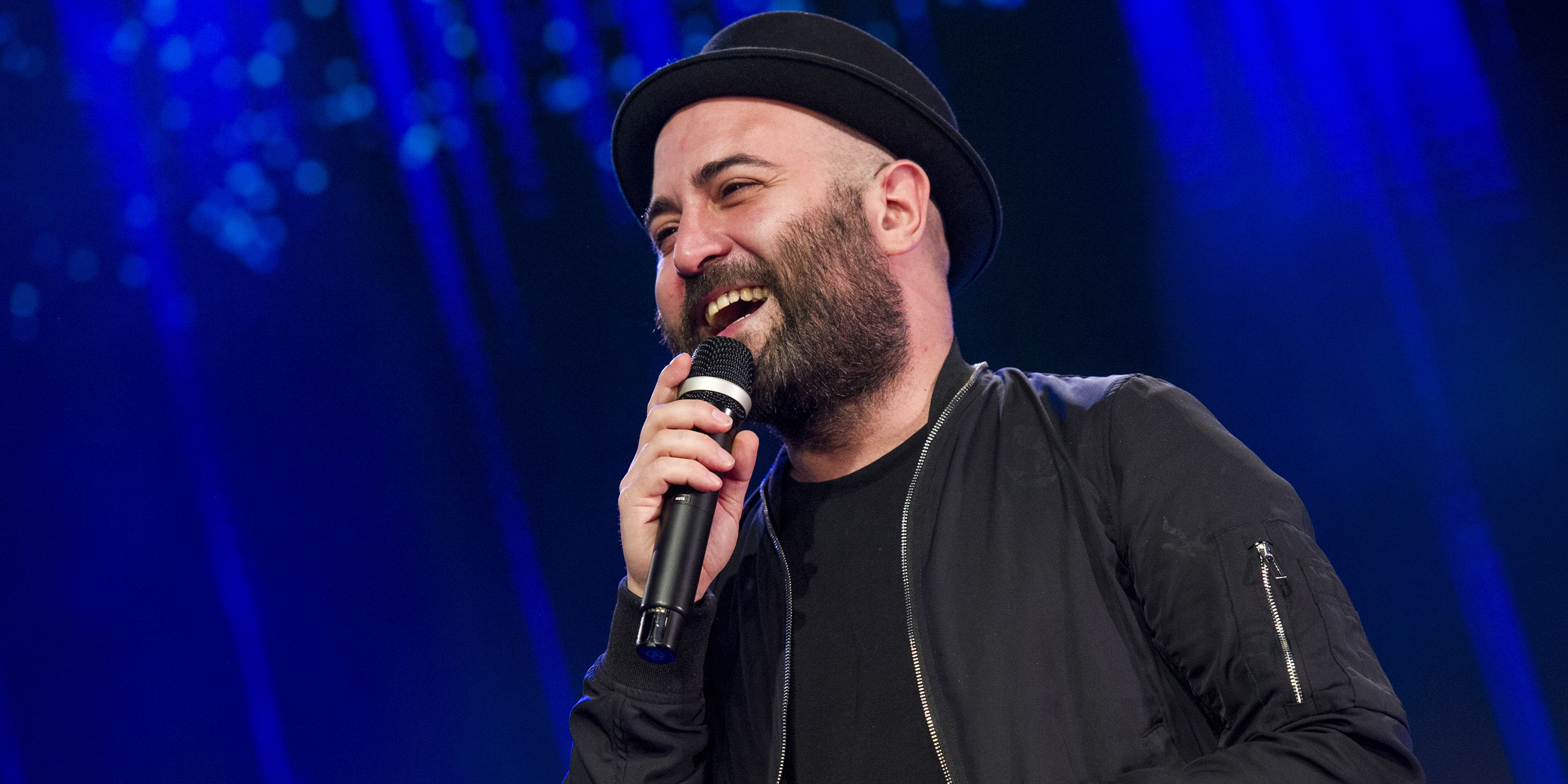 Giuliano Sangiorgi presto papà: il cantante lancia l’hashtag “Scegliamo il nome?”