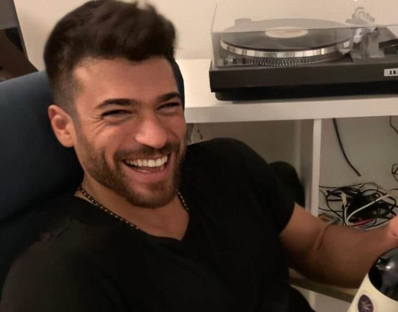 Can Yaman: l’invisibile e inconsapevole ‘fil rouge’ che colora la sua vita