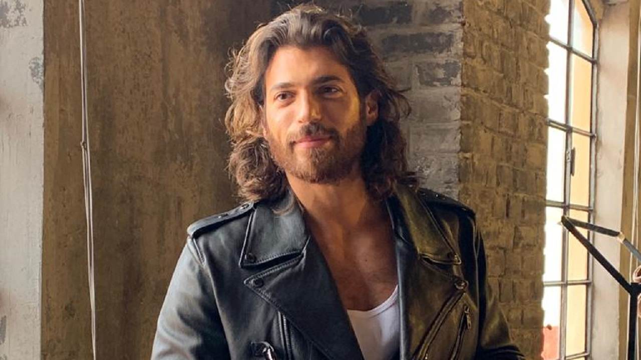 Can Yaman | sorrisi e foto con le fan vincitrici del concorso Mondadori