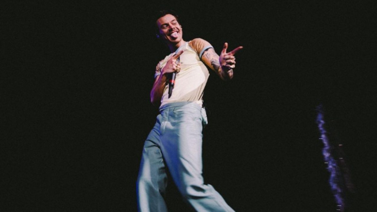 Il nuovo amore di Harry Styles: passione per strada | Il video diventato virale