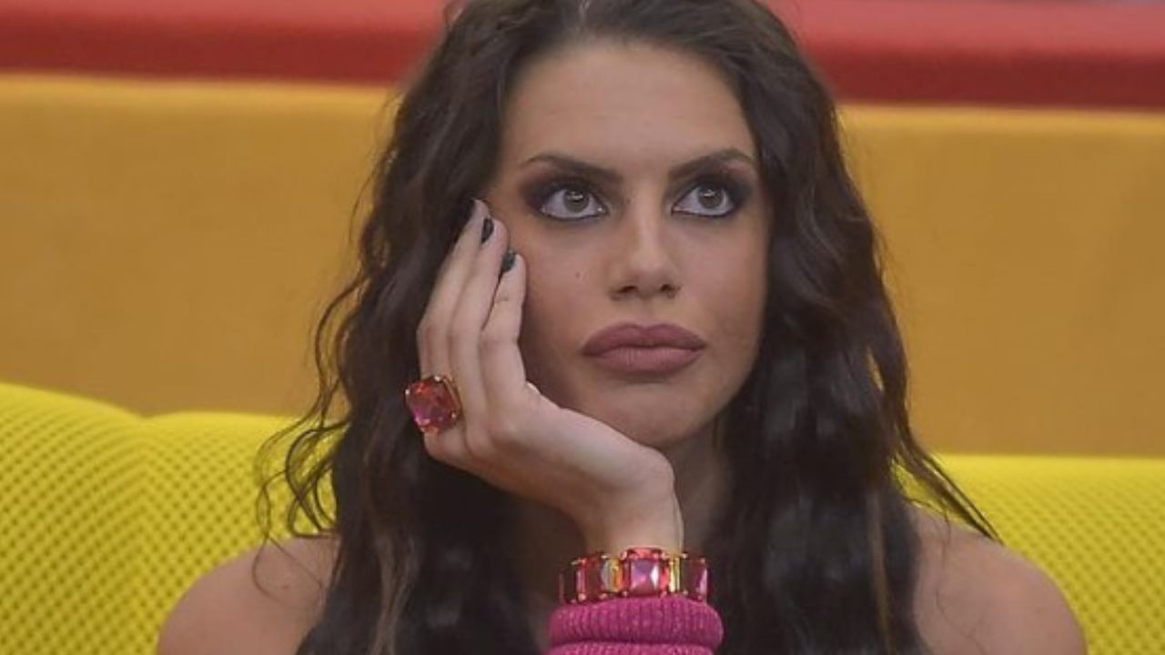 GF VIP: La lettera avvelenata della madre di Antonella a Berlusconi | Piange tutti i giorni e lei insiste