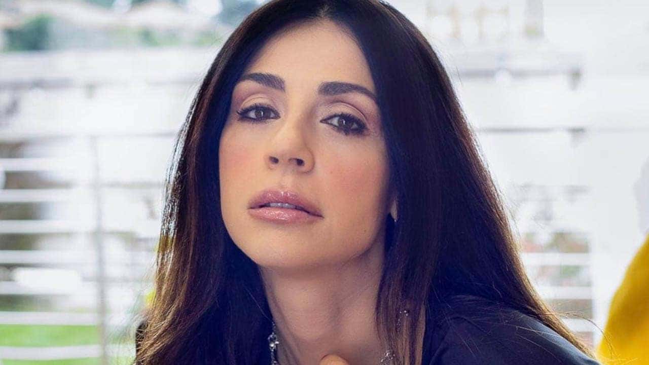 “Mi ha aiutata molto”: Raffaella Mennoia sul suo legame speciale con Maria De Filippi | Un libro per lei