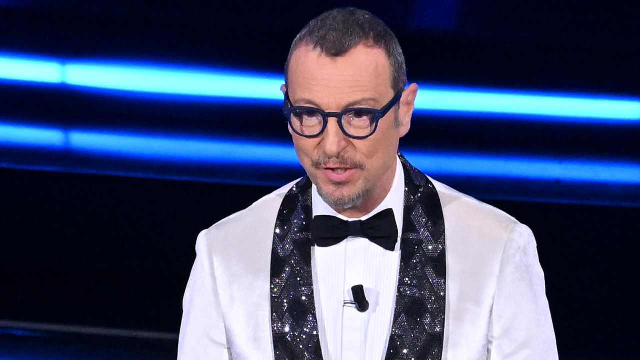 “Non mi inquadrare”: gaffe per Amadeus in diretta | Imprevisto imbarazzante