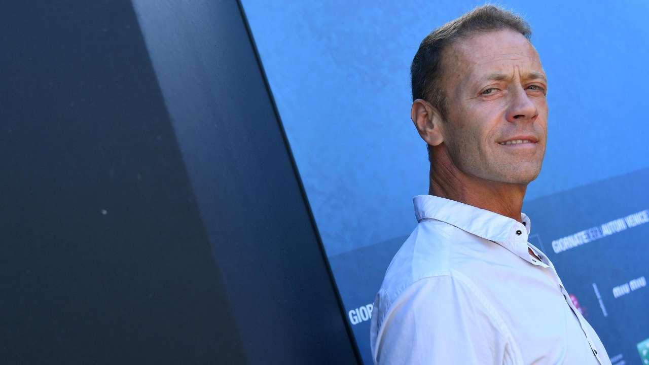 “Solo un cretino”: Rocco Siffredi insultato sui social | L’ex naufraga non si trattiene