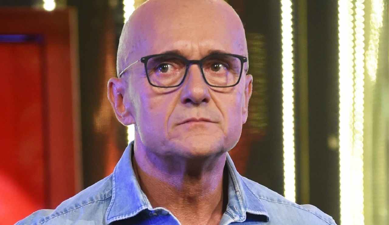 “Lotta per la vita in terapia intensiva”: ultim’ora Alfonso Signorini | La confessione è drammatica