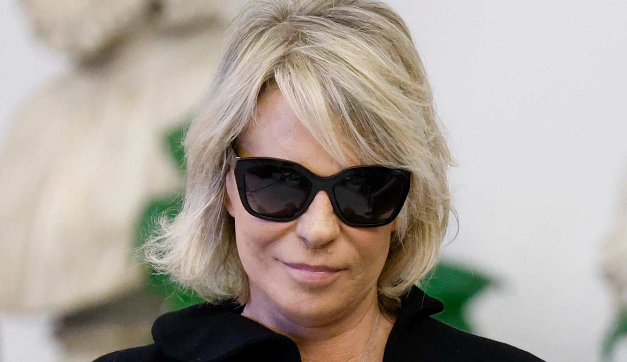 Maria De Filippi, fulmine a ciel sereno | L’addio improvviso è un pugno allo stomaco