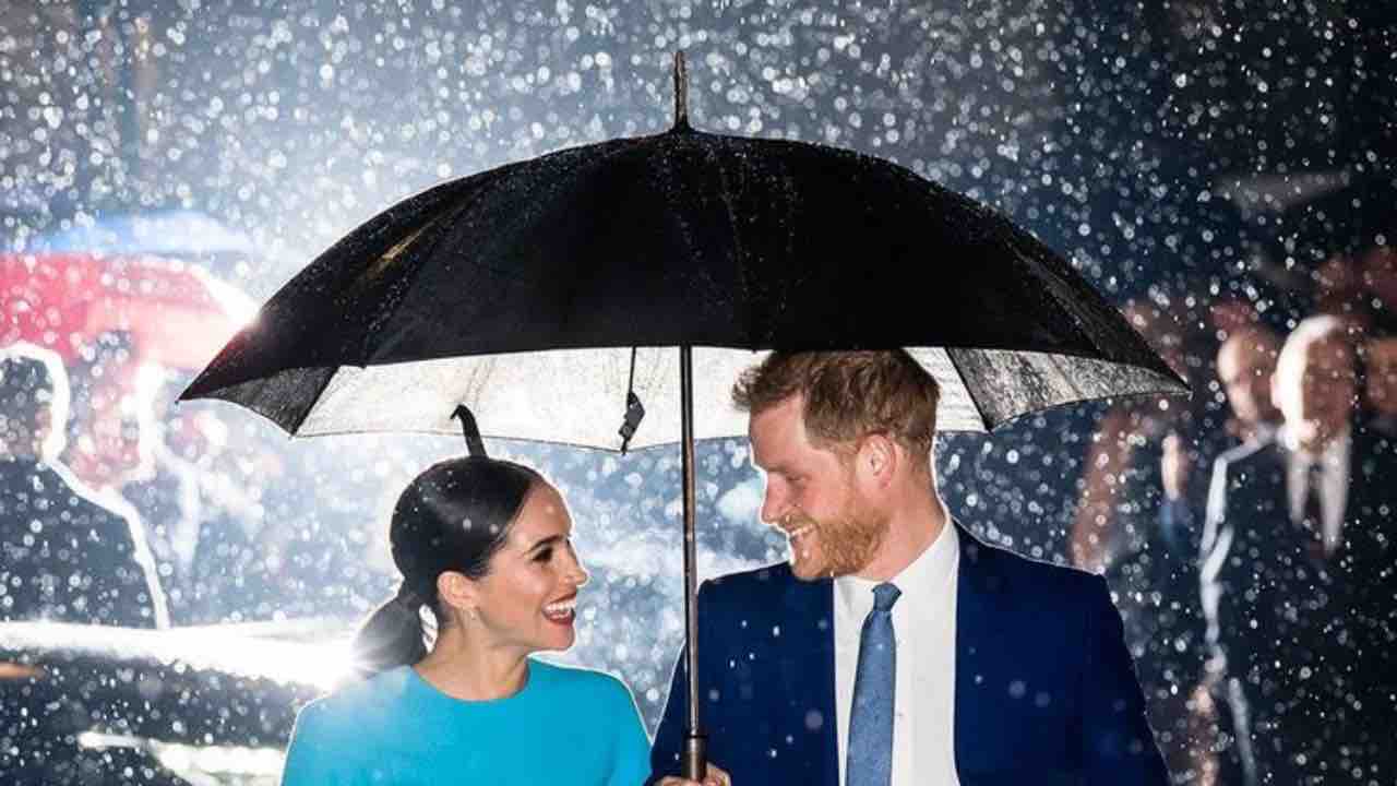 Harry non riesce proprio a tenere la bocca chiusa | Cosa ha fatto Meghan nella stanza reale
