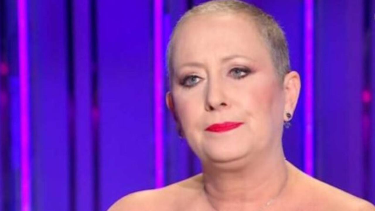 Doccia gelata Carolyn Smith: il suo compleanno finisce malissimo | Tutto ripreso da un telefonino