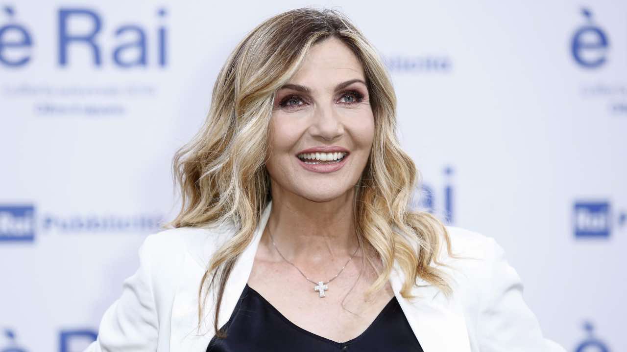 Lorella Cuccarini si mostra al naturale: senza trucco é completamente diversa | Irriconoscibile