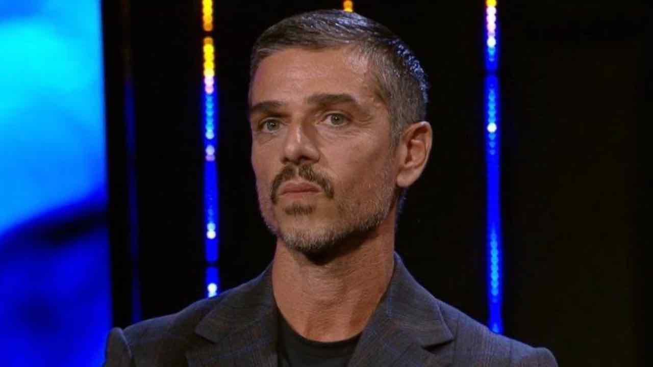 Massimiliano Varrese esplode nella notte: “Non so se ce la farà” | La porta rossa si spalanca per lui