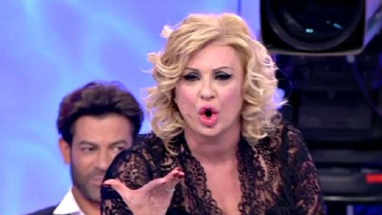 Uomini e Donne, Tina furiosa: “Nascondi qualcosa” | Urla per tutto lo studio