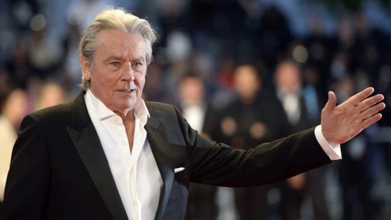 Alain Delon finisce sotto tutela: ecco chi si occuperà dei suoi beni