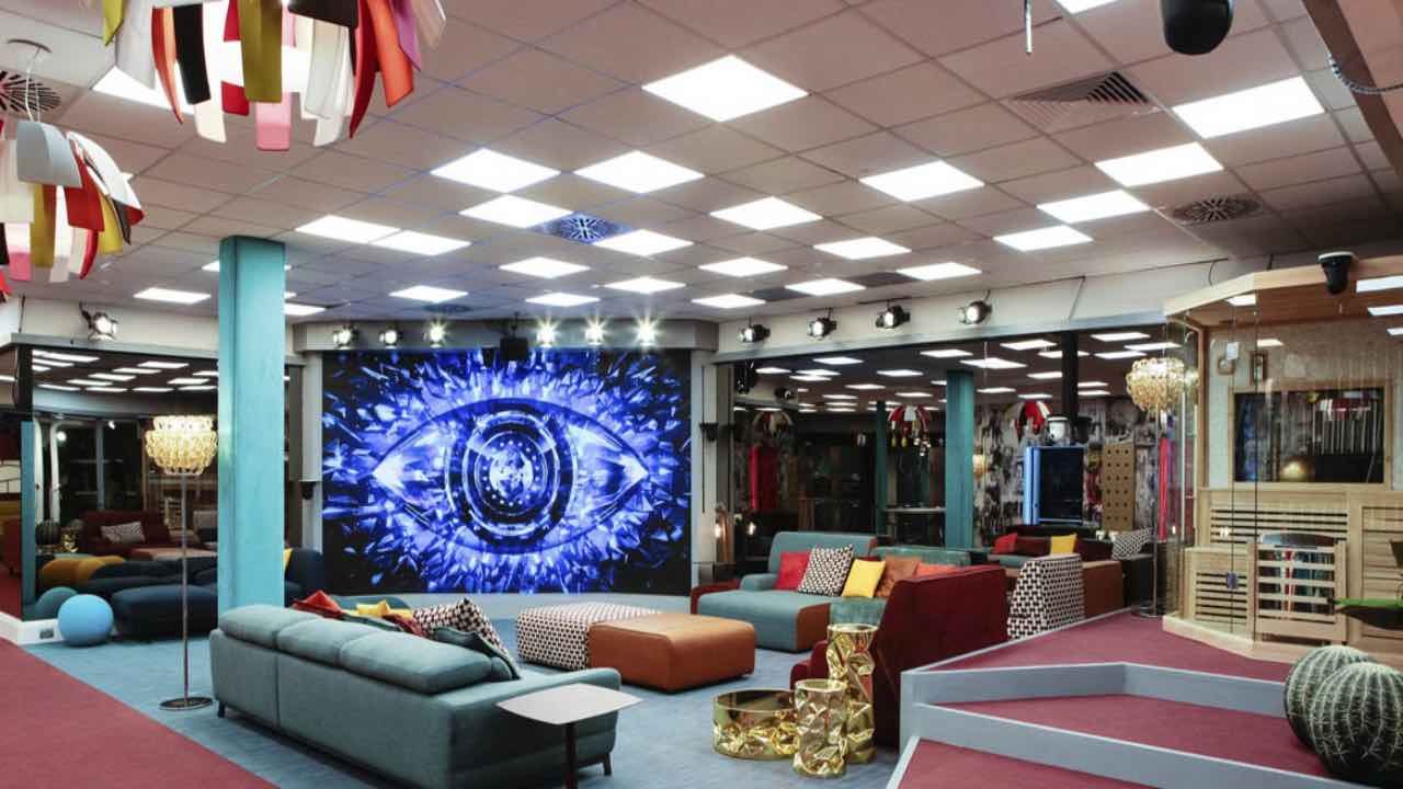Grande Fratello: le mani si muovono sotto le coperte | Le telecamere riprendono tutto