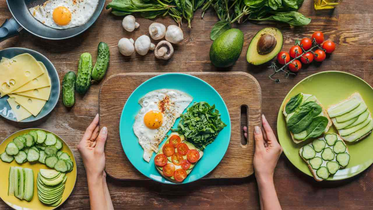 L’ora migliore per mangiare se vuoi perdere peso: colazione, pranzo e cena