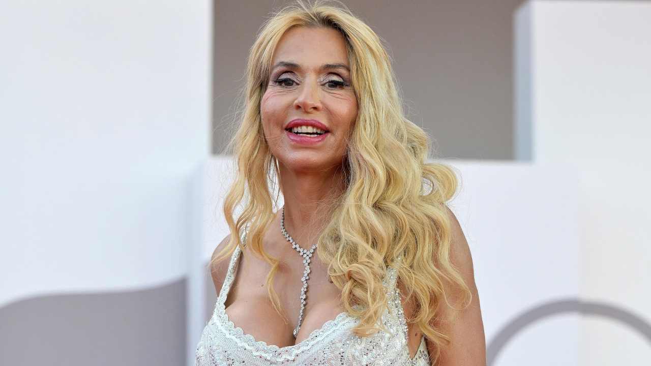 Valeria Marini confessa: “il rapporto d’amore che non mi fa sentire sola” | Chi è il fortunato