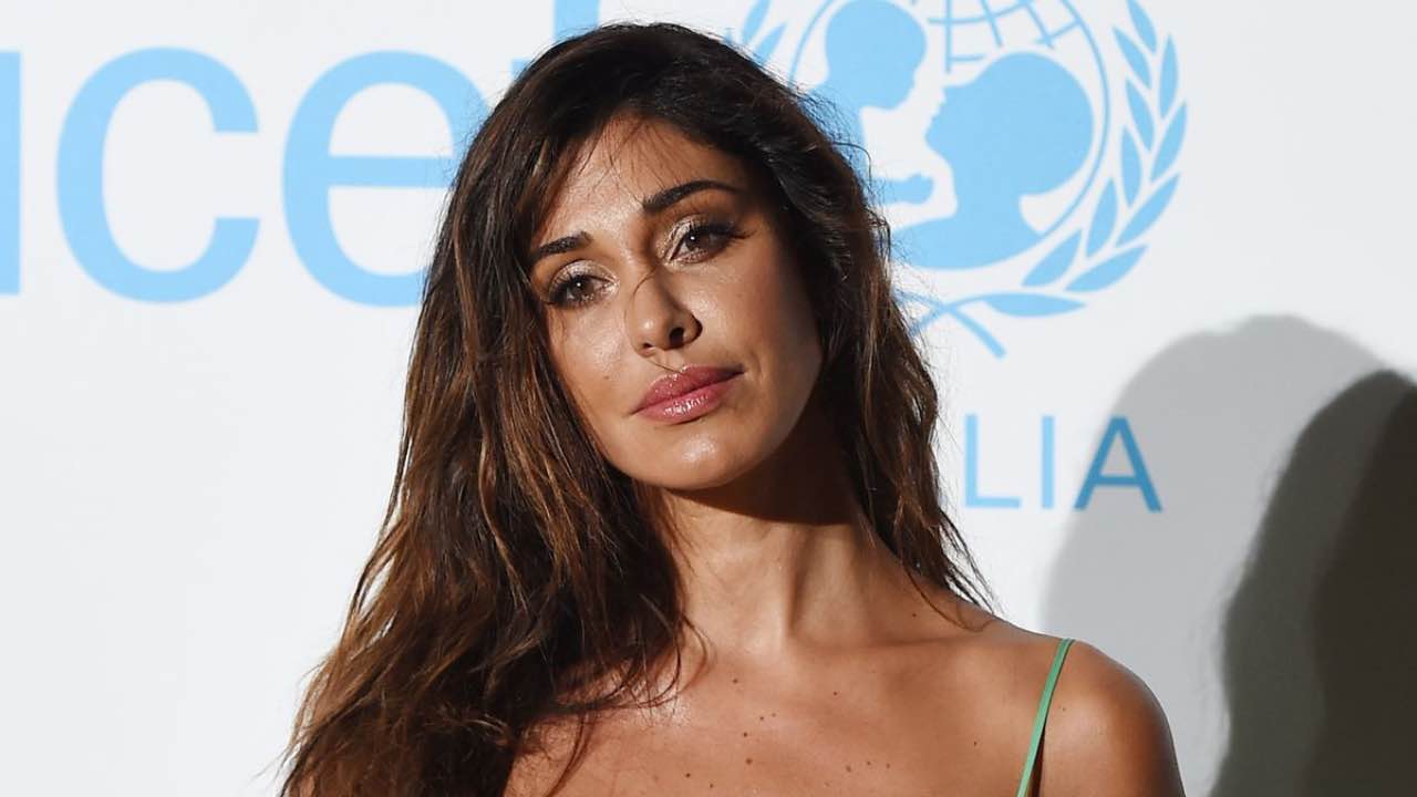 Belen in lingerie, le foto piccanti infiammano i fan | Ma c’è anche chi la offende