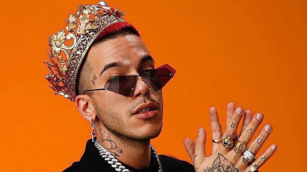 Sfera Ebbasta senza freni, rivolta contro i fan | Cosa è successo