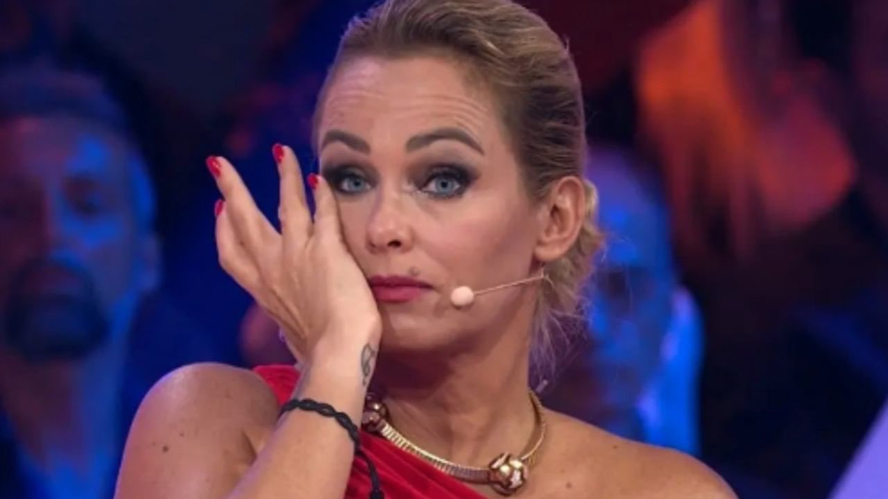 Sonia Bruganelli, incidente in studio all’Isola dei Famosi: piede fasciato | Cosa è successo