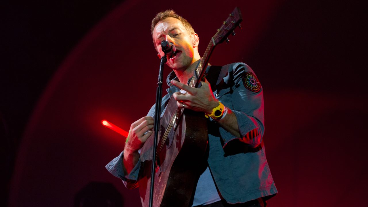 Irruzione al concerto dei Coldplay: la star del cinema entra e suona all’improvviso | Video