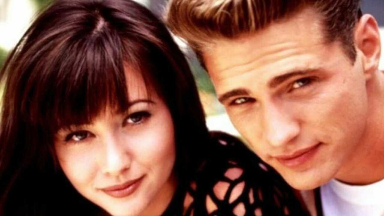Jason Priestley sconvolto | Ecco cosa ha scritto appena saputo della morte di Shannen Doherty