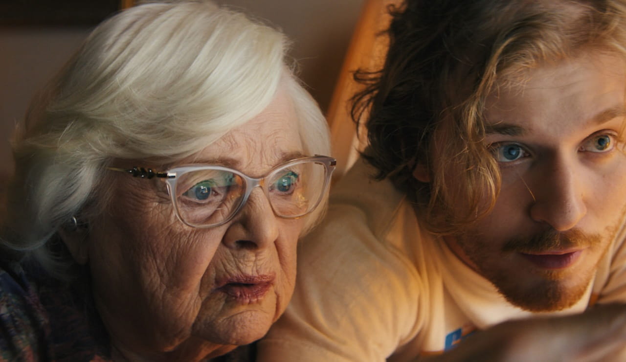 Thelma, la recensione: guai a raggirare una nonna cool fan di Tom Cruise