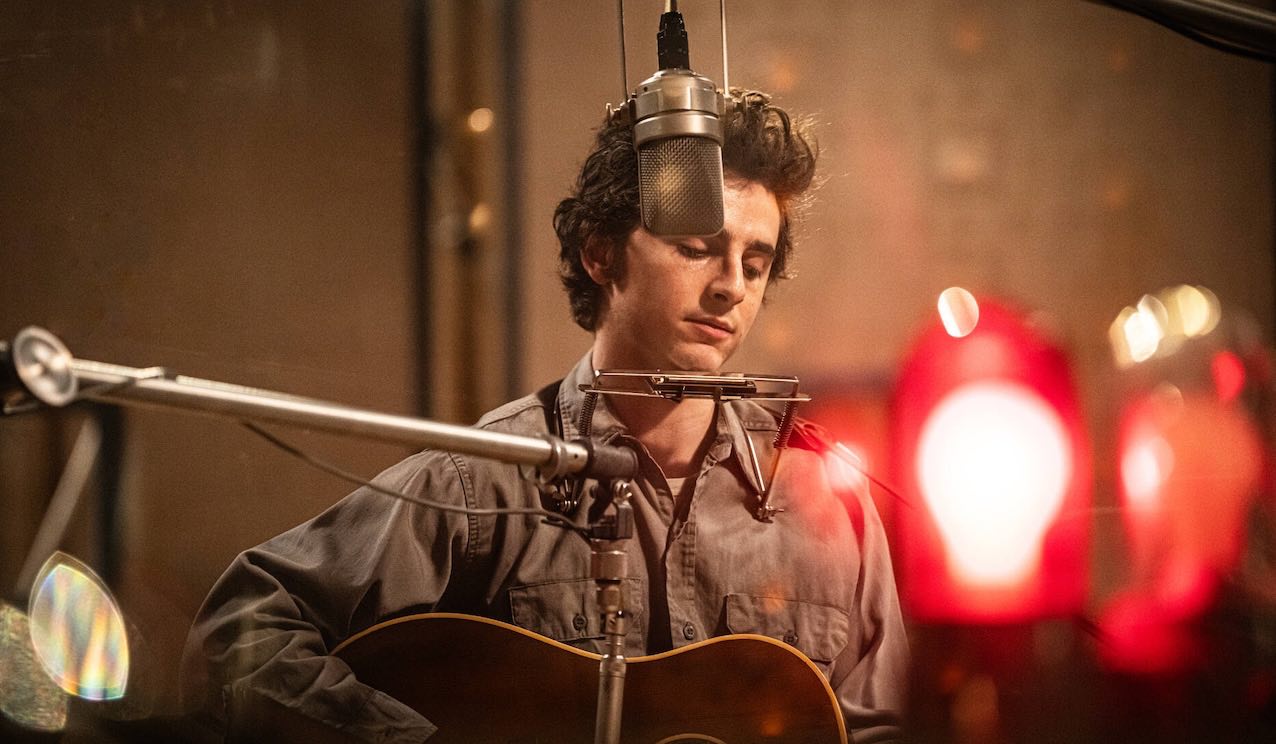 A Complete Unknown, la recensione: Bob Dylan può ritenersi soddisfatto?
