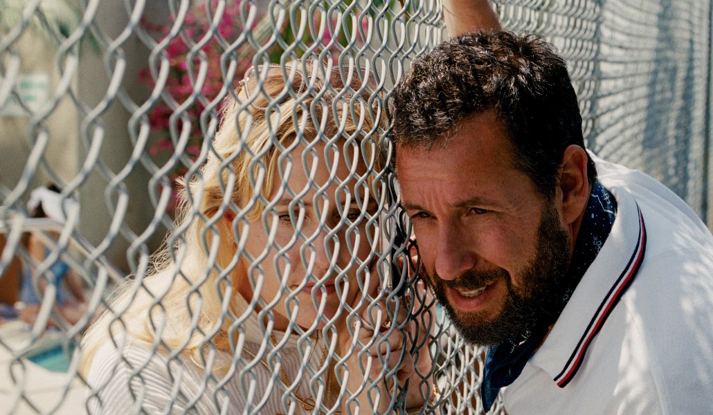 Adam Sandler e Greta Gerwig in una scena di Jay Kelly