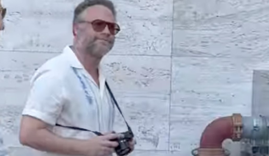 Seth Rogen beccato a Venezia82 a sorpresa: ecco il video
