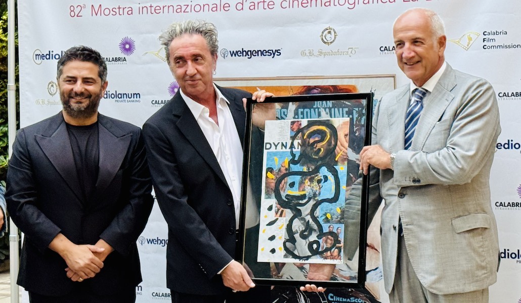 Venezia 82: consegnato a Paolo Sorrentino il Premio Fondazione Mimmo Rotella 2025