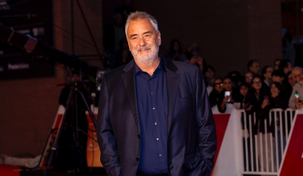 Luc Besson si mostra in pubblico con la nuova compagna: chi è la donna al suo fianco?