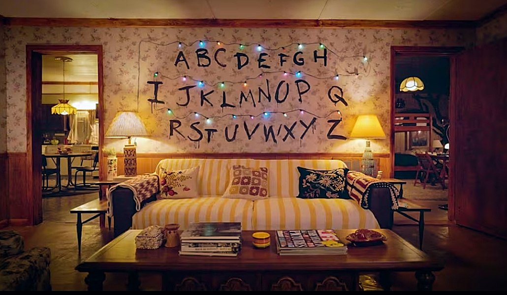 Halloween con Airbnb: dormi nelle case ispirate a film e serie horror – da Stranger Things a The Shining