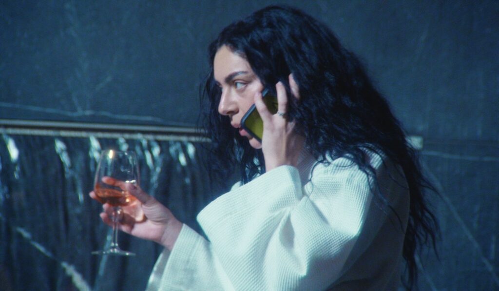 Charli xcx in una scena di The Moment