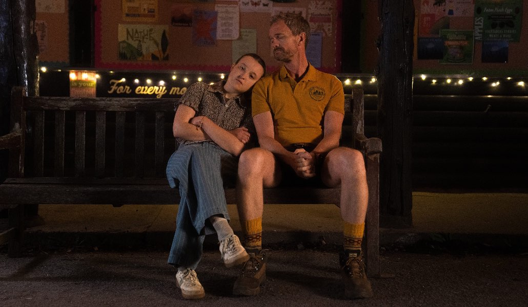 Bella Ramsey e Neil Patrick Harris in 'Sunny dancer', seduti su una panchina e lei con la testa appoggiata su una spalla di lui